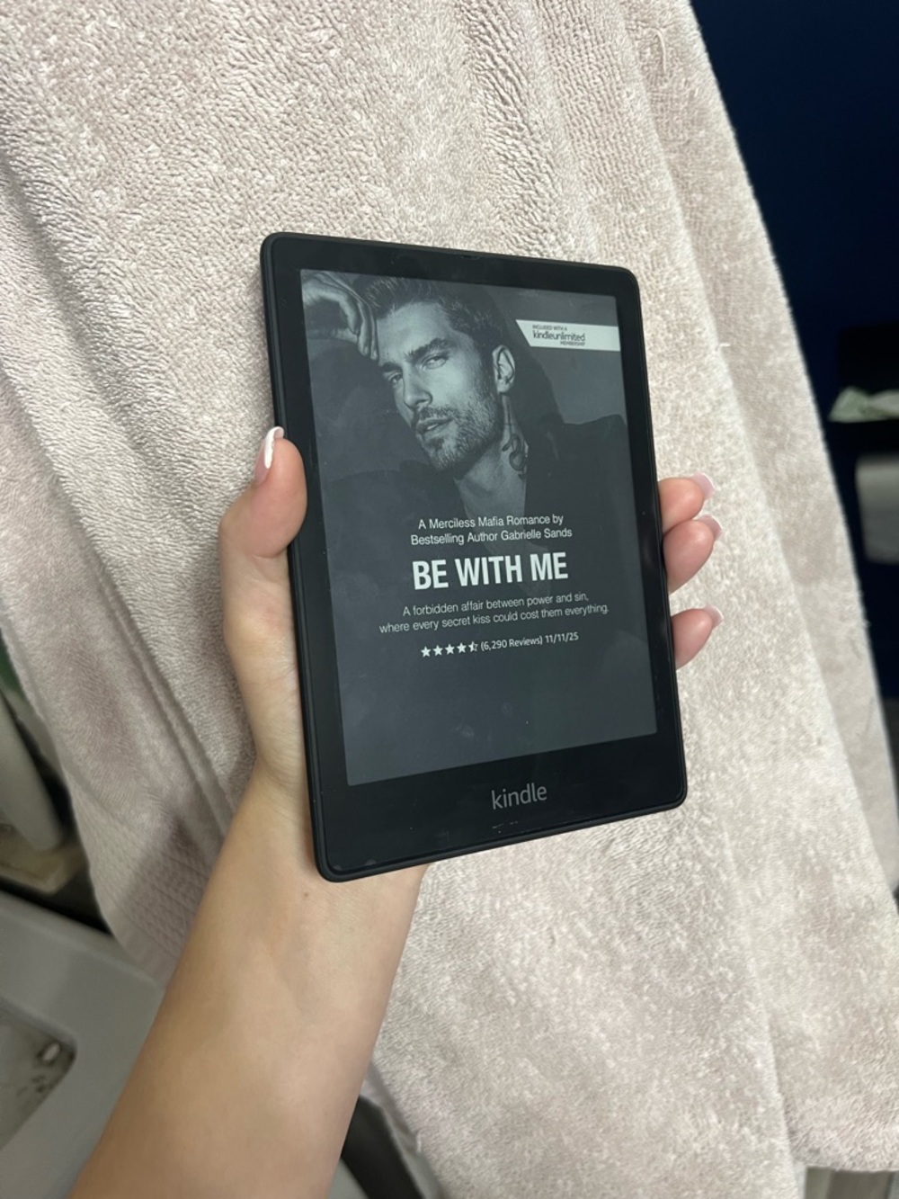 Amazon Kindle Paperwhite Black E-Reader with Built-in Light - Picture 3 of 5